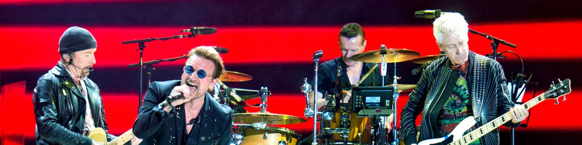 Bono Vox cade dal palco, ma non è l'unico: le 5 migliori cadute dell'anno [VIDEO]