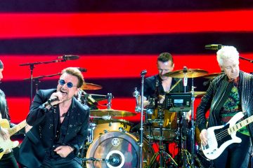 Bono Vox cade dal palco, ma non è l'unico: le 5 migliori cadute dell'anno [VIDEO]