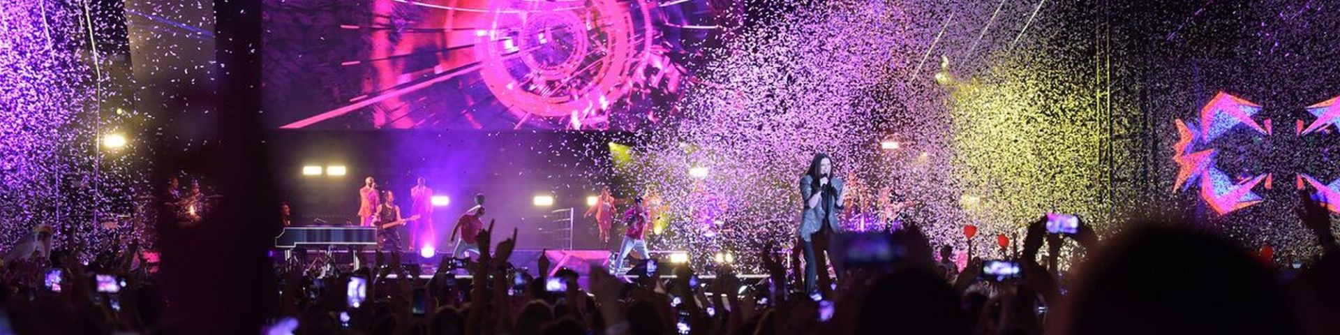 Laura Pausini fa brillare il Circo Massimo tra palloncini e fuochi d'artificio