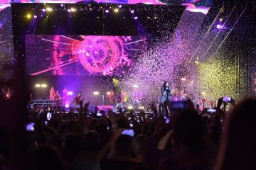 Laura Pausini fa brillare il Circo Massimo tra palloncini e fuochi d'artificio