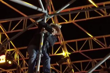 Al Bano si arrampica (pericolosamente) sul palco durante un concerto - Video