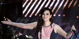 Laura Pausini: anteprima del video "La soluzione" su Canale 5