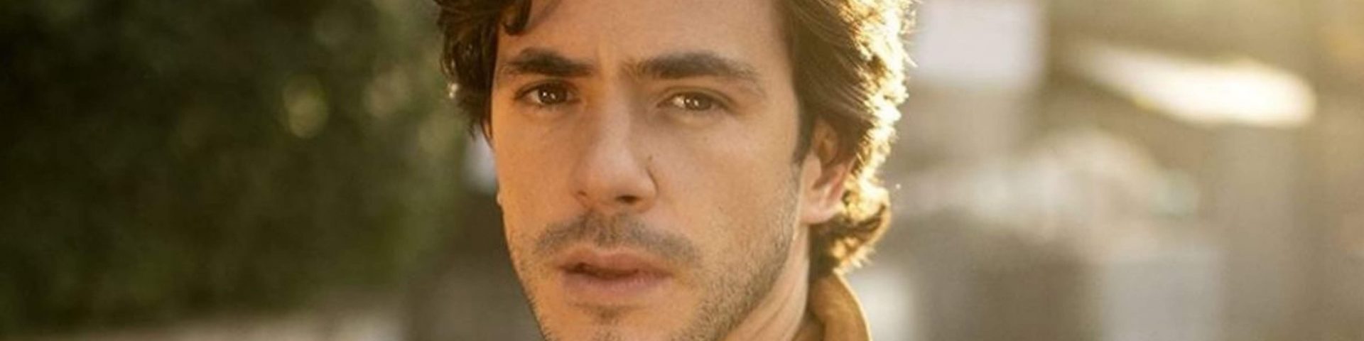 Jack Savoretti e il nuovo disco Singing To Strangers: "È bello essere romantici, non bisogna fare sempre i fighi"