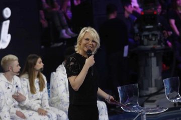 Serale Amici 2020: ospiti e duetti della prima puntata