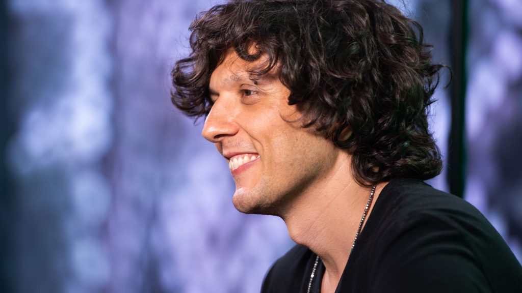 Ermal Meta: come accedere al backstage del live-evento del 20 aprile