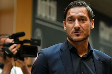 Totti si dimette e parla chiaramente: "I presidenti passano, le bandiere no"