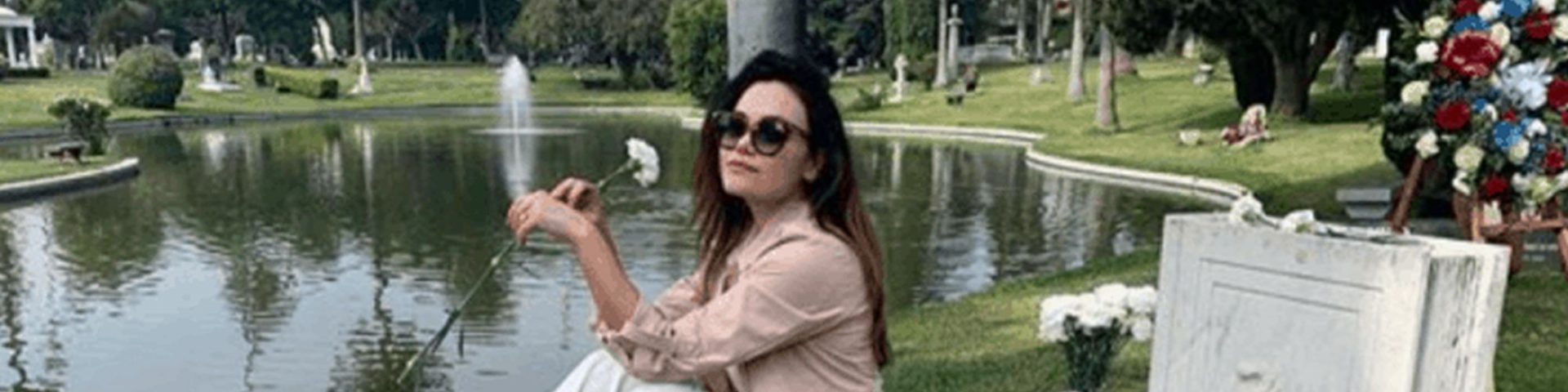 Romina Carrisi Jr: critiche per la foto seduta sulla tomba di nonno Tyron Power
