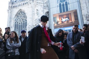 Achille Lauro dipinge per le strade di Milano (Video)