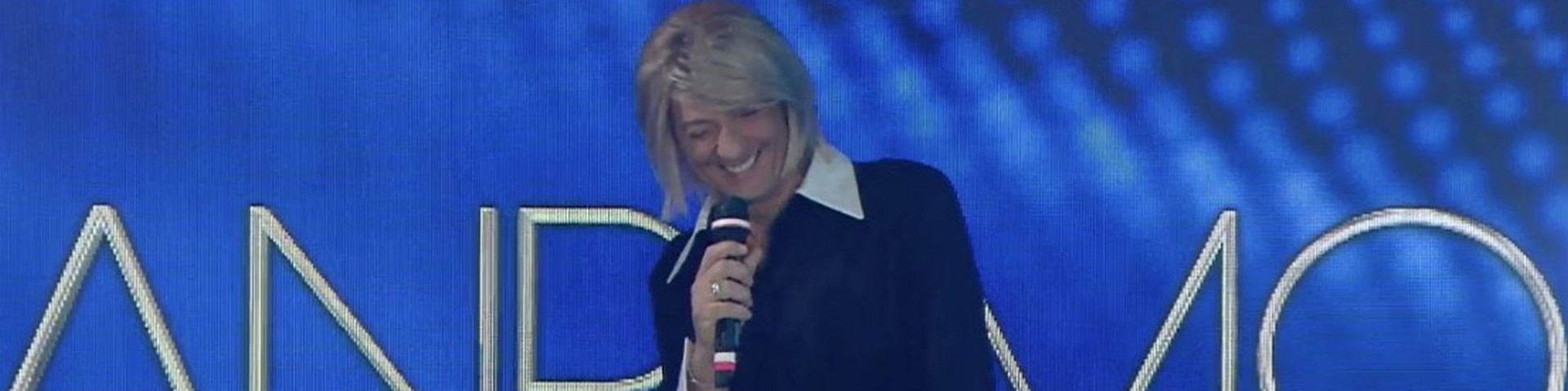 Fiorello travestito da Maria De Filippi a Sanremo: lei chiama in diretta (Video)