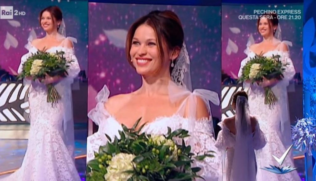 Yuliya Mayarchuk sfila in abito da sposa a Detto Fatto