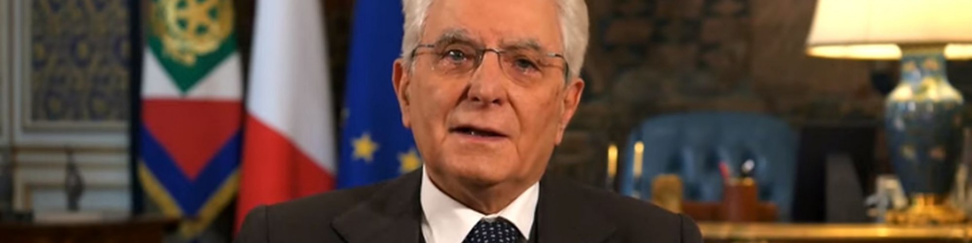 “Eh Giovanni, non vado nemmeno io dal barbiere”, il fuori onda virale di Mattarella (Video)