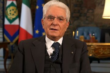 “Eh Giovanni, non vado nemmeno io dal barbiere”, il fuori onda virale di Mattarella (Video)