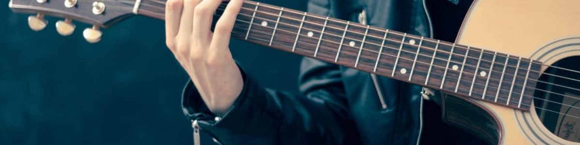 10 canzoni da suonare con la chitarra a Pasquetta 2021