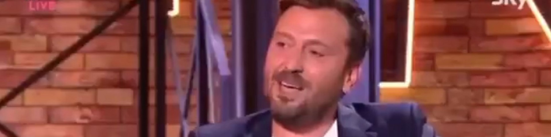 Polemica social per Cesare Cremonini: lui risponde con un balletto speciale (Video)