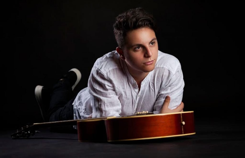 Emanuele Venturoli: “Per me è naturale mettere in musica ciò che provo in amore”