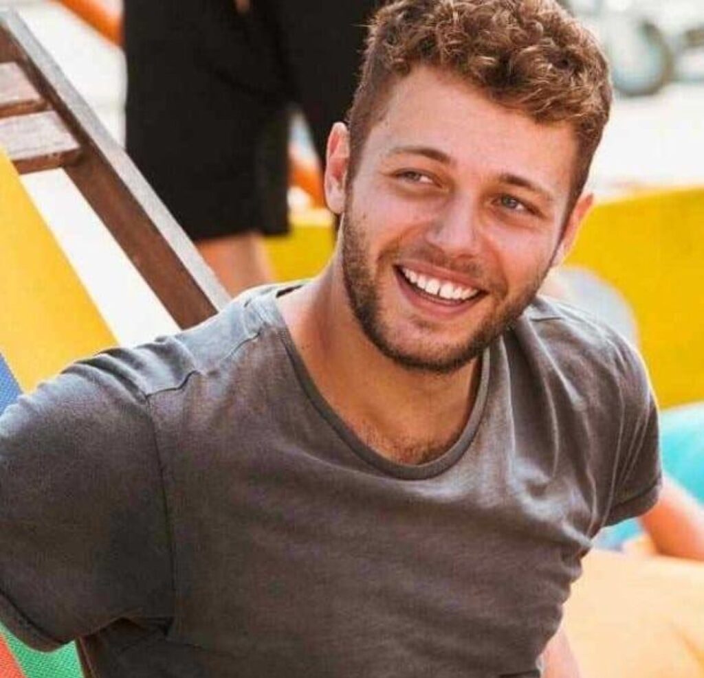 X Factor 2021: al posto di Cattelan un giovane attore romano alla conduzione
