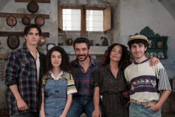 Replica in TV: quando e dove rivedere Storia di una famiglia perbene