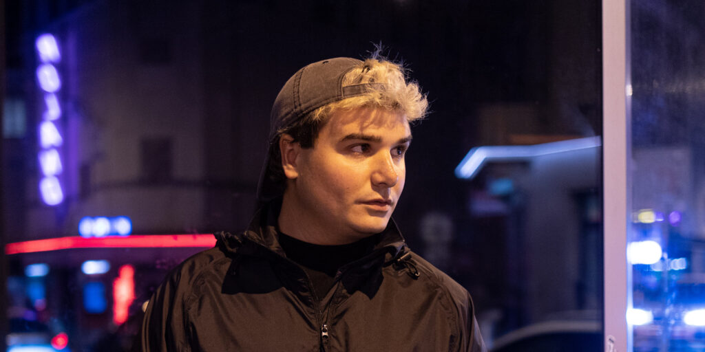 AARON ASTERIA in radio con Blood Sky: “Sogno una collaborazione con i Coma Cose” – INTERVISTA