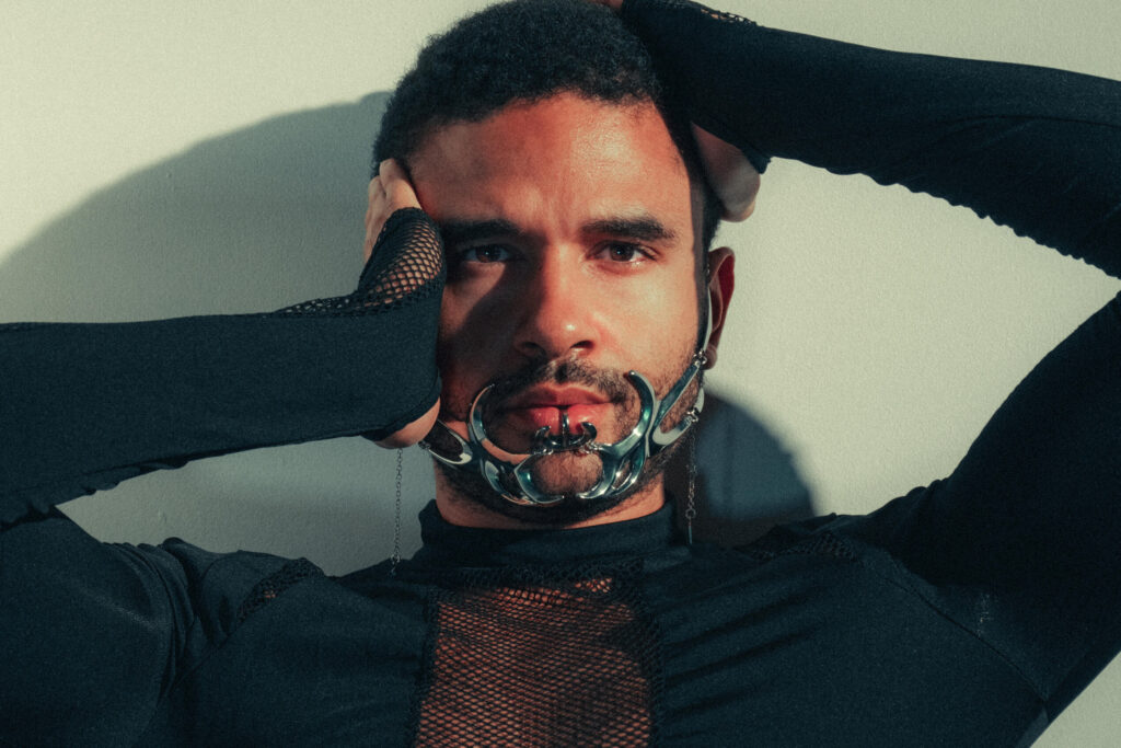 “Vampire”: il brano che consolida il nuovo percorso artistico di Max Francese