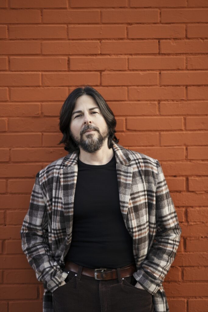 Gabriele Lopez: “Non ci credo” è il nuovo singolo, un viaggio introspettivo sulla rottura e la ricerca della felicità individuale