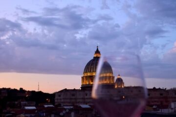 Parole in Terrazza: il calendario e i segreti del nuovo aperitivo acustico a San Pietro