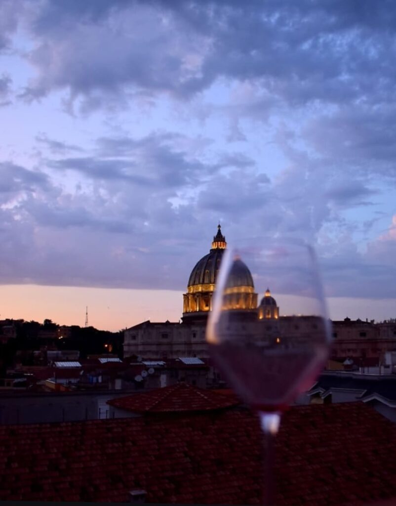 Parole in Terrazza: il calendario e i segreti del nuovo aperitivo acustico a San Pietro