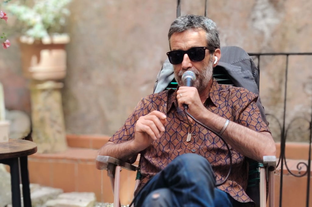Daniele Silvestri, il nuovo album “Canzoni a sdraio” tra recupero dei brani nascosti e tour in trio