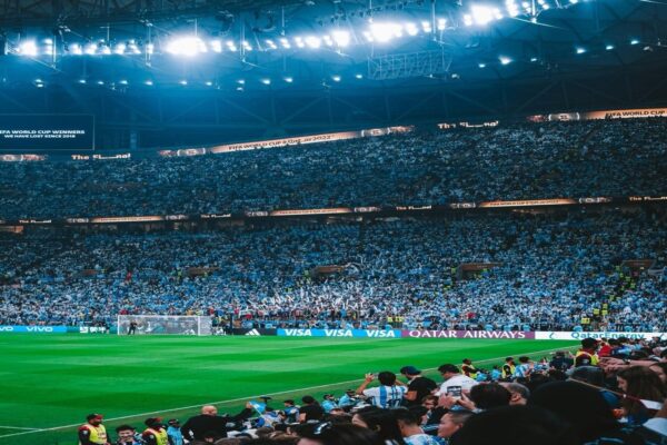 Quando lo stadio canta: gli inni e le canzoni che hanno fatto la storia del calcio italiano